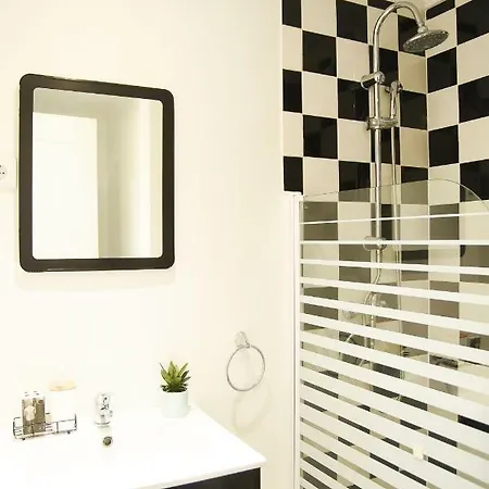 Portuguese Classic Flat - River Views From S Historic Heart *