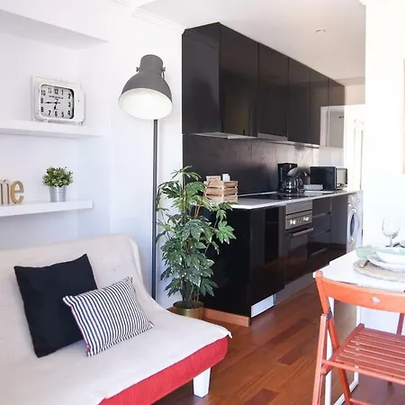 Portuguese Classic Flat - River Views From S Historic Heart
